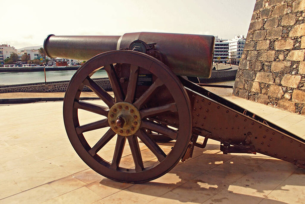 Стара велика антикварна гармата на набережній в Іспанії на острові Лансароте. - Фото, зображення