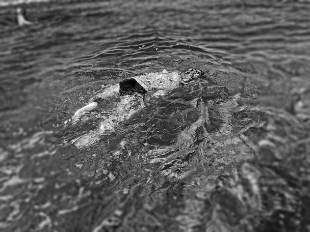 маленький хлопчик занурюється в море у блакитну воду в літній теплий день відпочинку
 - Фото, зображення