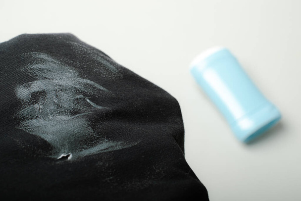 Fehér dezodor folt a fekete ruhán. Kiváló minőségű fénykép - Fotó, kép