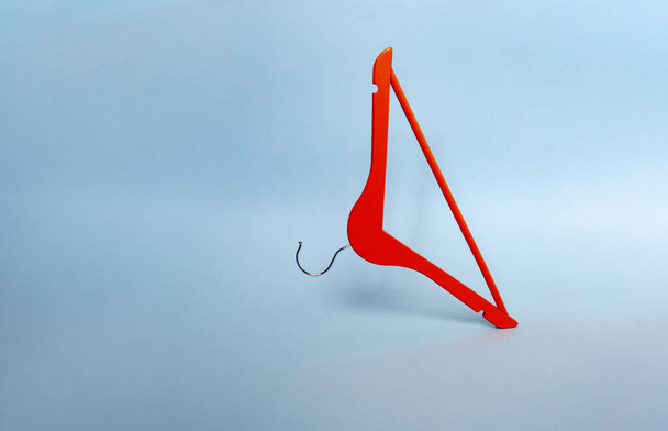 Havada yüzen kırmızı ahşap askı. Kopyalama alanı ile - Fotoğraf, Görsel