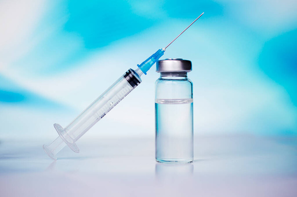 Ampullen mit Covid-19-Impfstoff auf einer Laborbank. zur Bekämpfung der Coronavirus-Pandemie sars-cov-2. - Foto, Bild