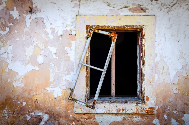 részlet a régi sérült ablak és a texturált repedt fal - Fotó, kép