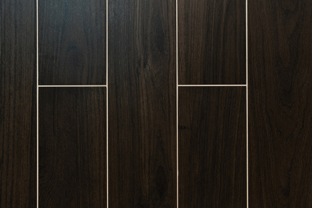 fondo de color marrón oscuro, baldosas rectangulares con imitación de la superficie de madera, vista superior - Foto, Imagen