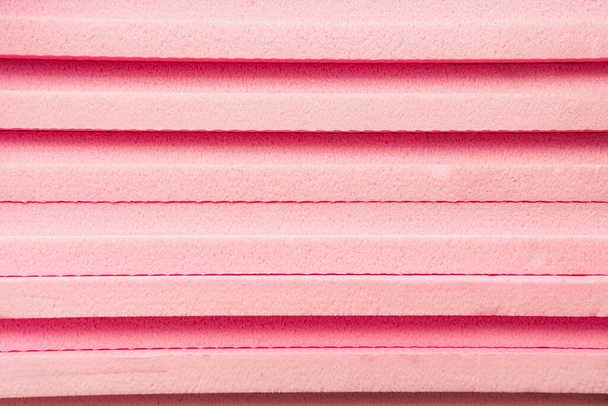 Hintergrund aus gestapeltem, rosafarbenem Polystyrol - Foto, Bild