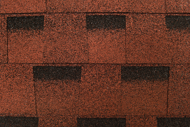 幾何学模様の茶色のビチューメン屋根タイルの上からの眺め - 写真・画像