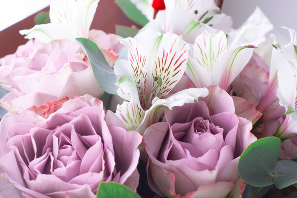 csokor alstroeméria és lila rózsa. Friss, buja csokor színes virágokból - Fotó, kép
