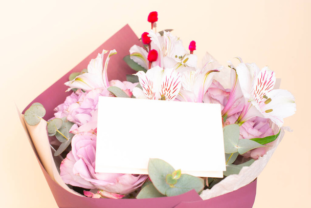 bukiet Alstroemeria i fioletowe róże. Świeży, bujny bukiet kolorowych kwiatów - Zdjęcie, obraz