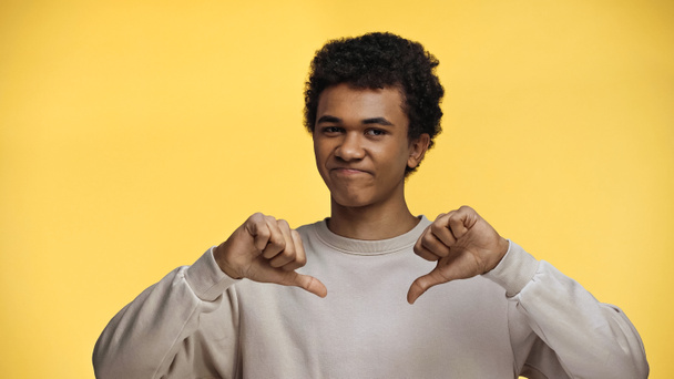 afroamericano adolescente mostrando aversión aislado en amarillo - Foto, Imagen