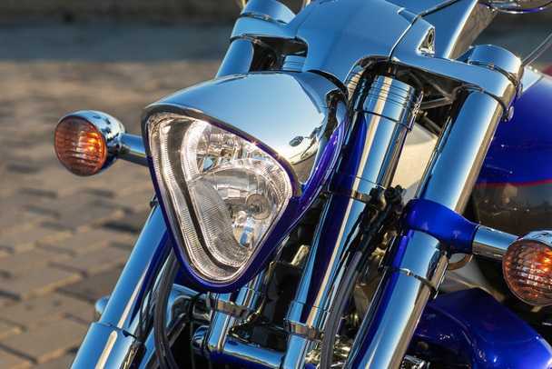 Nahaufnahme eines Motorradscheinwerfers mit Blinklicht - Foto, Bild