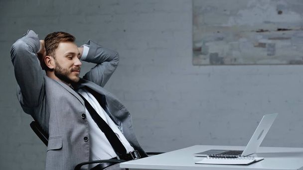 bearded businessman chilling while looking at laptop - Foto, Imagem