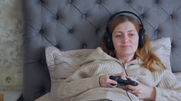 Vrouw speelt op een console - Video