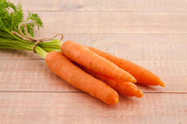 frische Bio-Karotten mit ihren Spitzen  - Foto, Bild