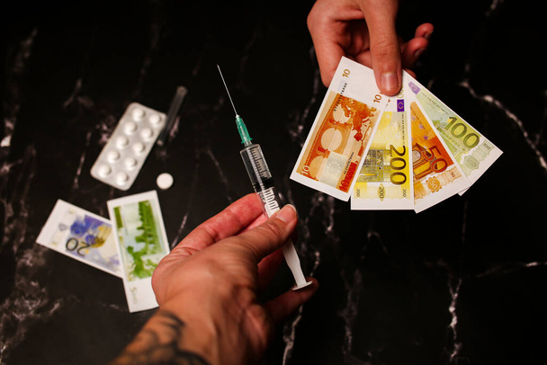εμπόριο ναρκωτικών, εγκληματικότητα, εθισμός και έννοια της πώλησης - close-up ενός τοξικομανή με χρήματα αγοράζοντας μια δόση από έναν έμπορο - Φωτογραφία, εικόνα