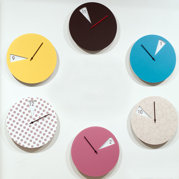 muchos relojes de pared redondos que marcan el paso del tiempo
 - Foto, imagen