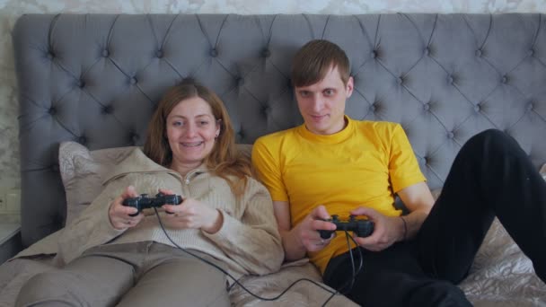 Γυναίκα και άνθρωπος Παίζοντας Video Games - Πλάνα, βίντεο