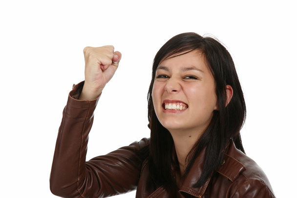 θυμωμένος νεαρή κοπέλα με γροθιά σφιγμένα και δερμάτινα μπουφάν - Φωτογραφία, εικόνα
