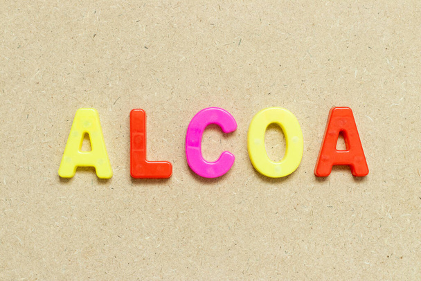 Väri kirjain sanalla ALCOA (lyhenne Attributable, Luettavissa, Contemporaneous, Alkuperäinen ja Tarkka) puutausta - Valokuva, kuva