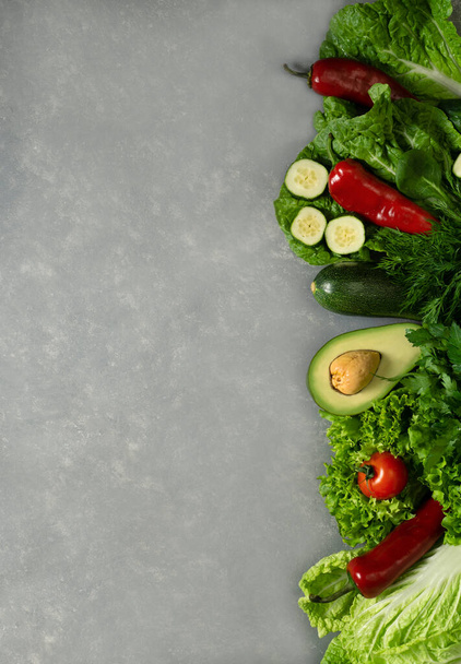 Овощной набор с зелеными и красными продуктами на сером фоне с местом для меню или диеты записи - Фото, изображение