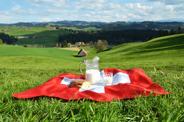 Jarra de leche en la bandera suiza
 - Foto, imagen
