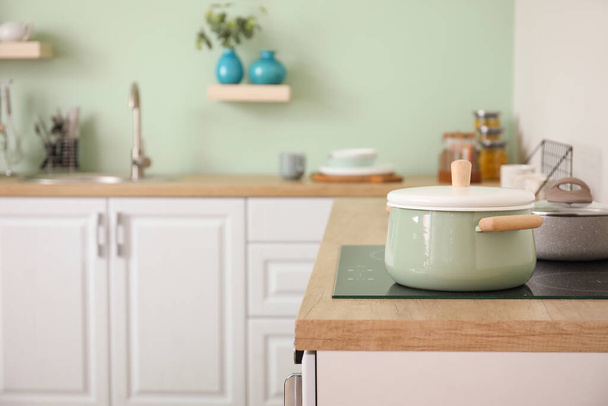 Sporák s nádobím v interiéru moderní kuchyně - Fotografie, Obrázek