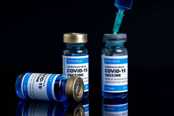 Sağlık hizmetleri konseptiyle Coronavirus aşısı. - Fotoğraf, Görsel