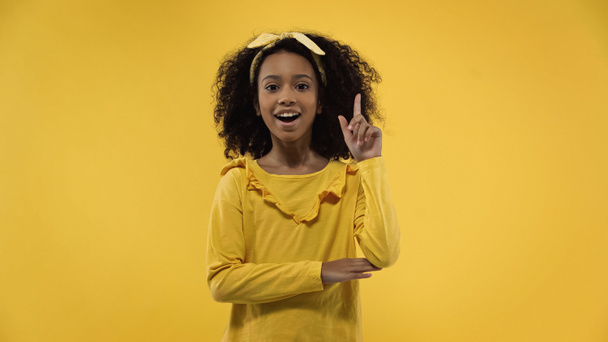 κατάπληκτη Αφροαμερικανή κοπέλα που έχει ιδέα απομονωμένη στο κίτρινο - Φωτογραφία, εικόνα