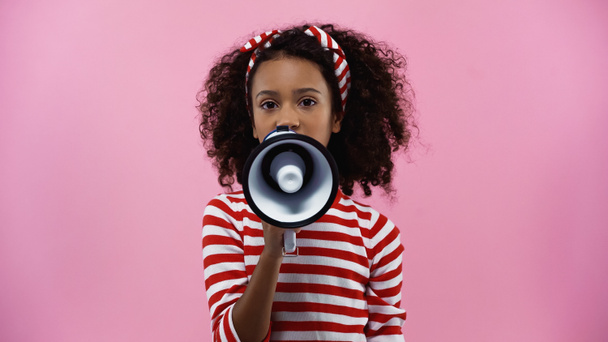 frisée afro-américaine fille parlant en mégaphone isolé sur rose - Photo, image