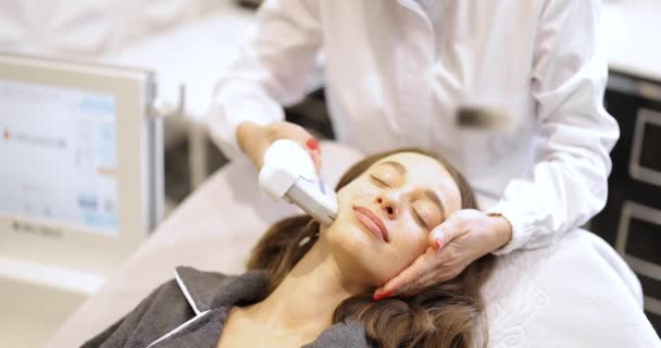 Frau beim Ultraschall-Gesichtslifting im Kosmetologie-Salon - Filmmaterial, Video