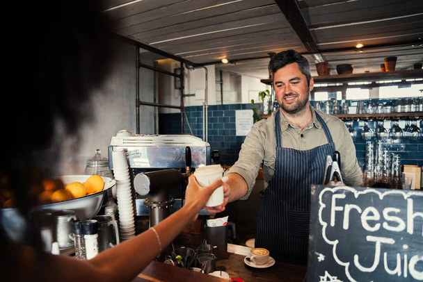 красивий чоловічий адвокат, який служить жінці свіжоспеченої гарячої кави в фанк-кафе
  - Фото, зображення