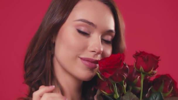 весела жінка пахне трояндами ізольовано на червоному
 - Кадри, відео