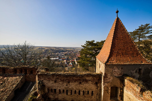 Slimnic Fortress : fortified enclosure, with towers, chapel, tower, bastion, was built in the fourteenth century, located on a Burgbasch hill on a Sibiu-Media road in Transylvania - Foto, immagini