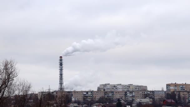 koncepcja zanieczyszczenia powietrza. dym fabryczny w przestrzeni miasta. dramatyczne zachmurzone niebo. problem ekologiczny konceptualny - Materiał filmowy, wideo