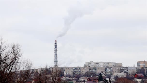 έννοια της ατμοσφαιρικής ρύπανσης. καπνός εργοστασίου στο χώρο της πόλης. δραματικός συννεφιασμένος ουρανός Οικολογικό πρόβλημα - Πλάνα, βίντεο