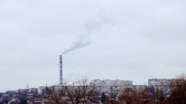 concept de pollution atmosphérique. fumée d'usine dans l'espace de ville. ciel nuageux spectaculaire. écologie problème conceptuel - Séquence, vidéo