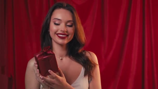 boldog nő kezében csomagolva ajándék doboz piros - Felvétel, videó