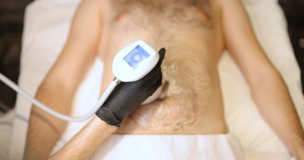 Člověk během ultrazvukového neinvazivního liposukčního zákroku - Záběry, video