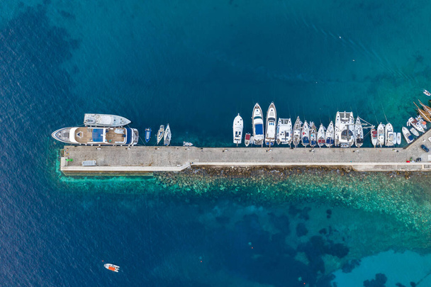 Hırvatistan 'ın Vis Adası' ndaki Komiza limanının havadan çekimleri yapıldı. - Fotoğraf, Görsel