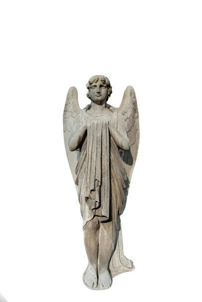 Ангел. Статуя стародавнього каменю ізольована на білому тлі.. - Фото, зображення
