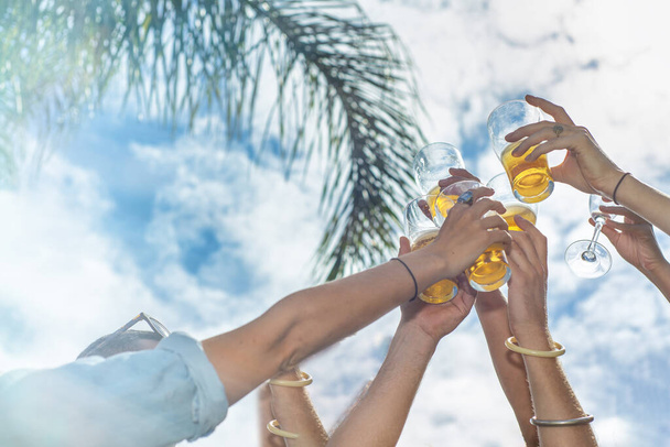 Lidé, muži, ženy, volný čas, přátelství a oslavy - šťastní přátelé pijící pivo a cinkající sklenice v baru nebo hospodě. - Fotografie, Obrázek