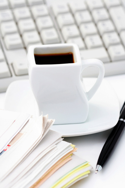 Tasse Kaffee bei der Arbeit - viel zu tun - Foto, Bild