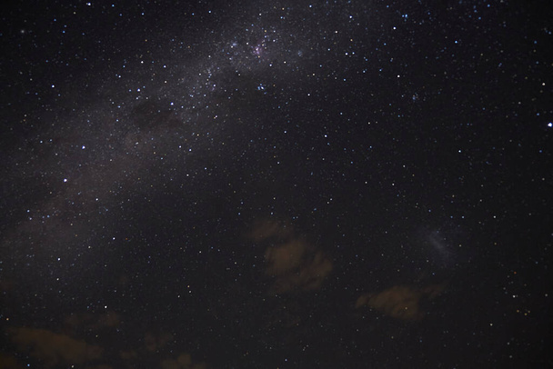 uma exposição longa do céu escuro com as estrelas e a maneira leitosa e um nebuloso circumpolar - Foto, Imagem