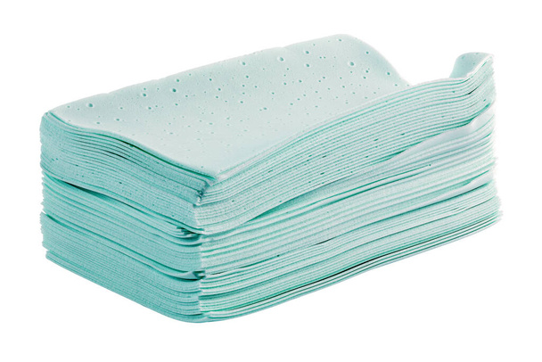 stos zielonych płynnych i bezproszkowych arkuszy detergentów piorących izolowanych na białym tle - Zdjęcie, obraz