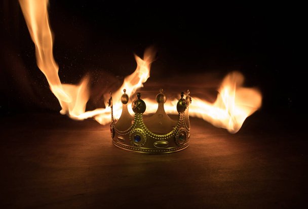 imagen de llave baja de hermosa reina / corona de rey sobre mesa de madera. filtrado vintage. época medieval de fantasía. Enfoque selectivo. Retroiluminación colorida - Foto, Imagen