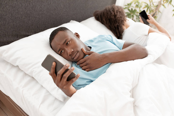 Soziale Netzwerke, Betrug, Untreue, zu Hause im Bett beschäftigt sein - Foto, Bild