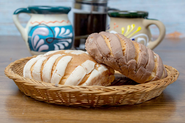 Мексиканский шоколадный ванильный хлеб перед чашками мексиканского кофе и французской прессы - Фото, изображение