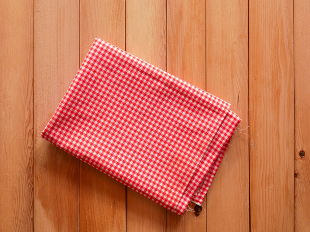 Tecido xadrez rosa clássico ou toalha de mesa na mesa de madeira com espaço de cópia
 - Foto, Imagem