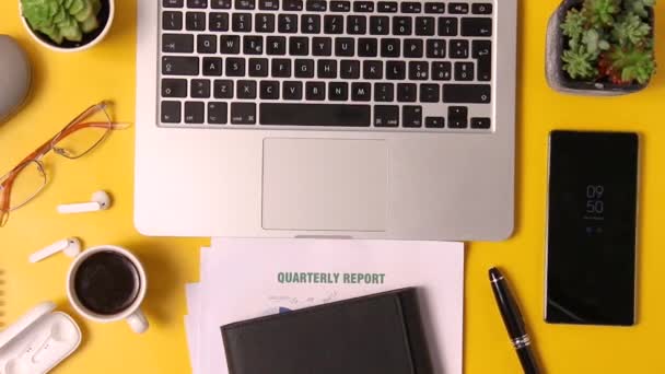 Moderna scrivania gialla per ufficio con mani di donna che scrivono LUNEDI in agenda primo piano - Filmati, video