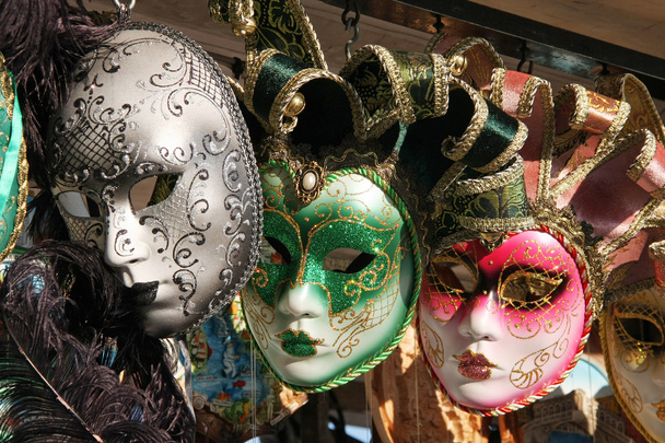 Venetiaanse maskers grijs, groen en roze kleuren, ingericht door goud een - Foto, afbeelding