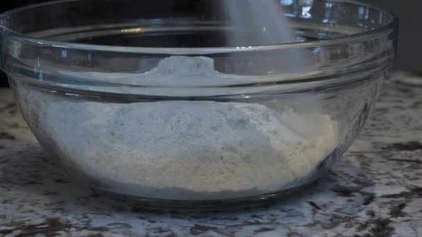 Zucker, der auf Mehl in der Rührschüssel hinzugefügt wird. Abgeriegelt, niedriger Winkel, Parallax Dolly Rechts  - Filmmaterial, Video