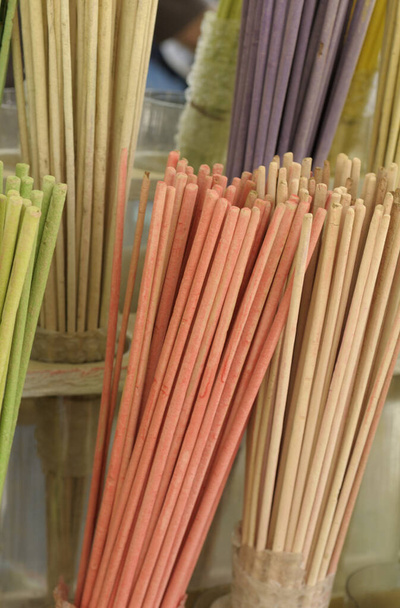 Цветные благовонные палочки для продажи на пятничном рынке Lourmarin, Lourmarin, Vaucluse, Provence-Alpes-Cote d 'Azur, Франция - Фото, изображение